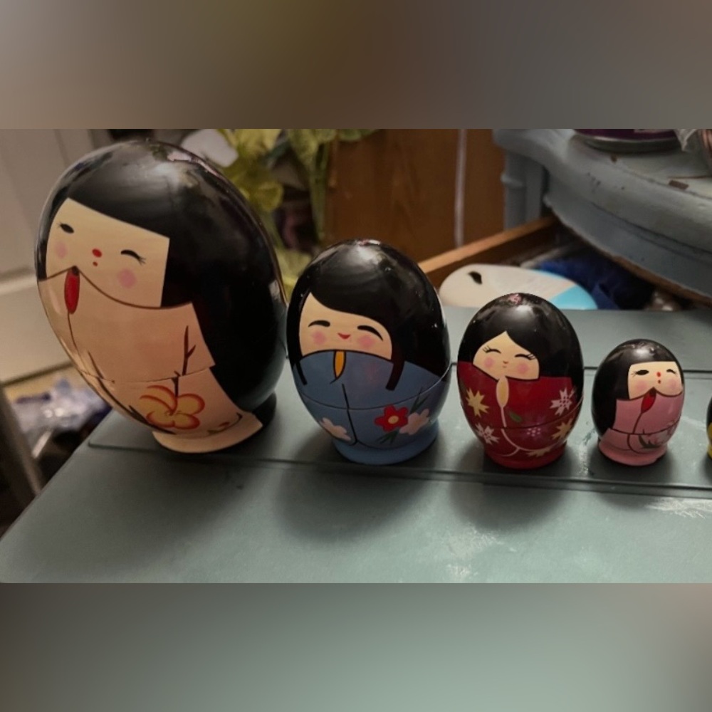 Vintage Hand Painted Wood Japanese
Nesting Dolls, Set of Colorful Nesting Dolls - Picture 2 of 16